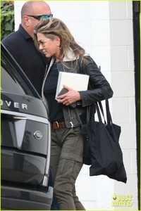 jennifer-aniston-makes-rare-appearance-since-split-from-justin-theroux-12.jpg