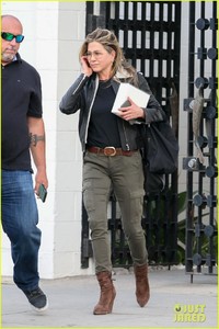 jennifer-aniston-makes-rare-appearance-since-split-from-justin-theroux-28.jpg