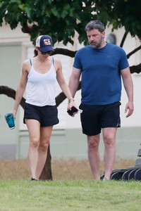 jennifer-garner-and-ben-affleck-take-a-stroll-together-in-hawaii-04-02-2018-0.jpg