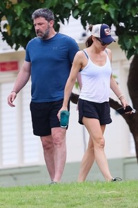 jennifer-garner-and-ben-affleck-take-a-stroll-together-in-hawaii-04-02-2018-1.jpg