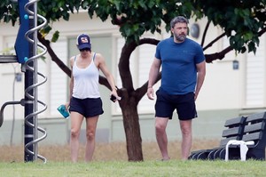 jennifer-garner-and-ben-affleck-take-a-stroll-together-in-hawaii-04-02-2018-2.jpg