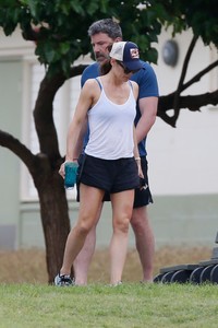 jennifer-garner-and-ben-affleck-take-a-stroll-together-in-hawaii-04-02-2018-3.jpg