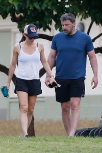 jennifer-garner-and-ben-affleck-take-a-stroll-together-in-hawaii-04-02-2018-4.jpg