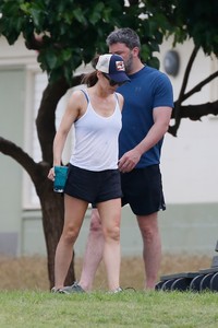 jennifer-garner-and-ben-affleck-take-a-stroll-together-in-hawaii-04-02-2018-6.jpg