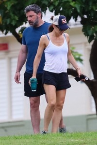 jennifer-garner-and-ben-affleck-take-a-stroll-together-in-hawaii-04-02-2018-7.jpg