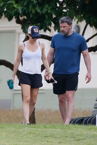 jennifer-garner-and-ben-affleck-take-a-stroll-together-in-hawaii-04-02-2018-8.jpg