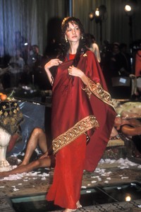 john-galliano-ss-1999-1.thumb.jpg.ce108692137c39a777bd7bbc7cc1ef66.jpg