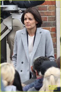 katie-holmes-channels-an-fbi-agent-while-filming-new-fox-series-02.jpg