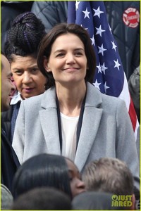 katie-holmes-channels-an-fbi-agent-while-filming-new-fox-series-05.jpg