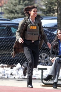 katie-holmes-waring-a-bullet-proof-fbi-vest-filming-new-untitled-fbi-fox-project-in-chicago-04-10-2018-0.thumb.jpg.76c52534148e2c31a43b912948d23d66.jpg