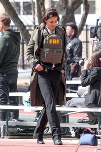 katie-holmes-waring-a-bullet-proof-fbi-vest-filming-new-untitled-fbi-fox-project-in-chicago-04-10-2018-1.thumb.jpg.a2e807640402cf705ccdc8da1da463f9.jpg