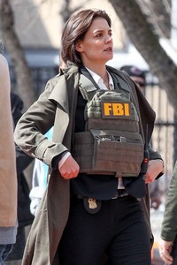 katie-holmes-waring-a-bullet-proof-fbi-vest-filming-new-untitled-fbi-fox-project-in-chicago-04-10-2018-2.thumb.jpg.7a35a8569d6e414debba55584d4b20b6.jpg