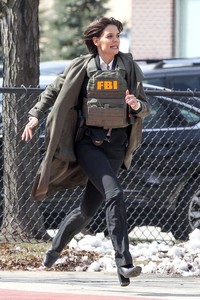 katie-holmes-waring-a-bullet-proof-fbi-vest-filming-new-untitled-fbi-fox-project-in-chicago-04-10-2018-3.jpg