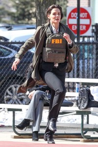 katie-holmes-waring-a-bullet-proof-fbi-vest-filming-new-untitled-fbi-fox-project-in-chicago-04-10-2018-5.jpg
