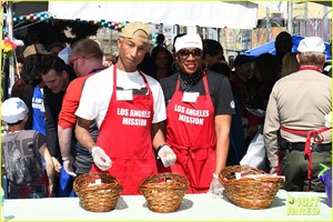 kellan-lutz-pharrell-williams-easter-meal-01.thumb.jpg.c350d3aa0055e850f813588442db6683.jpg