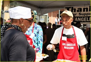 kellan-lutz-pharrell-williams-easter-meal-14.thumb.jpg.5ea60f5063ac8ce0681dfc91e324d05e.jpg