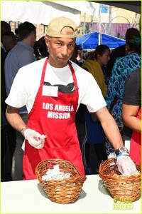 kellan-lutz-pharrell-williams-easter-meal-19.jpg