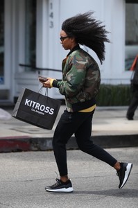 kelly-rowland-shopping-at-kitross-kids-in-west-hollywood-7.jpg