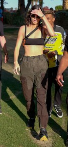 kendall-jenner-coachella-2018-in-palm-springs-1.thumb.jpg.22258ce34edf9da34cad6d86db834e2e.jpg