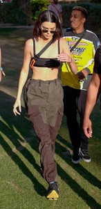 kendall-jenner-coachella-2018-in-palm-springs-2.thumb.jpg.952785becbadd0cfcede11c8c81a1262.jpg