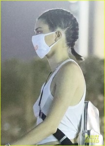 kendall-jenner-hailey-baldwin-wrap-up-saturday-at-coachella-02.thumb.jpg.98a42e68b08a9cc3029352c48e7e798c.jpg