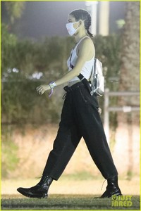 kendall-jenner-hailey-baldwin-wrap-up-saturday-at-coachella-04.thumb.jpg.d7d67b8480b6d0a43659bf6cbb22f2c5.jpg