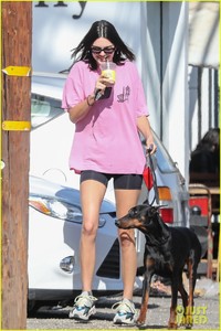 kendall-jenner-is-pretty-in-pink-during-coffee-run-with-mystery-man-02.jpg