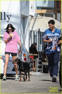 kendall-jenner-is-pretty-in-pink-during-coffee-run-with-mystery-man-03.jpg