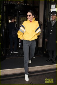 kendall-jenner-kaia-gerber-leave-hotel-in-paris-04.jpg