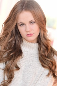 kinopoisk.ru-Mackenzie-Lintz-2810163.thumb.jpg.616008c276fc9d279d740381a847e606.jpg