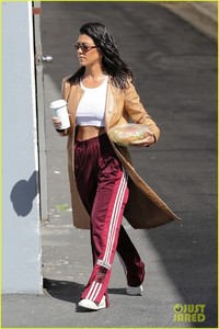 kourtney-kardashian-shows-off-toned-abs-after-romantic-getaway-03.jpg