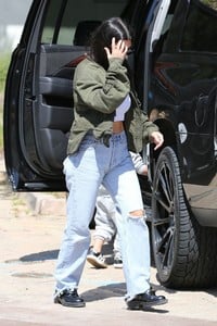 kourtney-kardashian-takes-her-kids-out-to-lunch-on-her-39th-birthday-in-malibu-0.thumb.jpg.0e29290a77e1f171d85d70ae91a1e22d.jpg