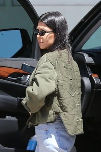 kourtney-kardashian-takes-her-kids-out-to-lunch-on-her-39th-birthday-in-malibu-4.jpg