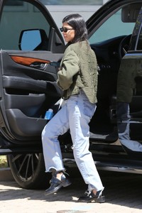 kourtney-kardashian-takes-her-kids-out-to-lunch-on-her-39th-birthday-in-malibu-5.jpg