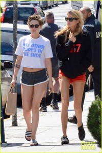 kristen-stewart-stella-maxwell-grab-lunch-in-los-feliz-01.jpg