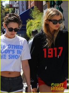 kristen-stewart-stella-maxwell-grab-lunch-in-los-feliz-03.jpg