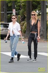 kristen-stewart-stella-maxwell-join-guy-pal-for-vegan-meal-02.jpg