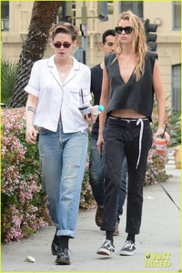 kristen-stewart-stella-maxwell-join-guy-pal-for-vegan-meal-04.jpg