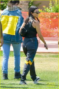 kylie-jenner-and-kourtney-kardashian-arrive-at-coachella-with-their-boyfriends-02.jpg