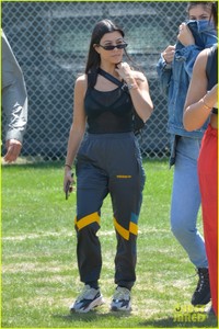 kylie-jenner-and-kourtney-kardashian-arrive-at-coachella-with-their-boyfriends-04.jpg