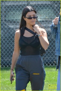 kylie-jenner-and-kourtney-kardashian-arrive-at-coachella-with-their-boyfriends-08.jpg