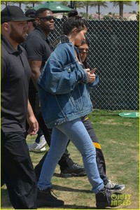 kylie-jenner-and-kourtney-kardashian-arrive-at-coachella-with-their-boyfriends-13.jpg