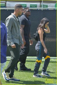 kylie-jenner-and-kourtney-kardashian-arrive-at-coachella-with-their-boyfriends-24.jpg