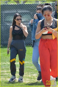 kylie-jenner-and-kourtney-kardashian-arrive-at-coachella-with-their-boyfriends-26.jpg