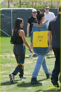 kylie-jenner-and-kourtney-kardashian-arrive-at-coachella-with-their-boyfriends-40.jpg