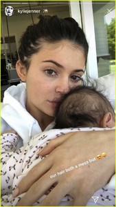 kylie-jenner-goes-makeup-free-with-sleeping-stormi-in-adorable-new-photos-01.thumb.jpg.3fdcc25b2143b5f53b37ffedf8dfd8e4.jpg