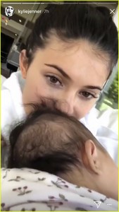 kylie-jenner-goes-makeup-free-with-sleeping-stormi-in-adorable-new-photos-02.thumb.jpg.5cc2161474e69cd4639478c4cf204b04.jpg