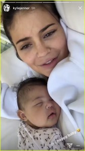 kylie-jenner-goes-makeup-free-with-sleeping-stormi-in-adorable-new-photos-05.jpg