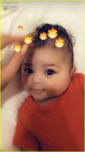 kylie-jenner-shares-super-cute-stormi-videos-on-snapchat-01.thumb.jpg.063abfa1ef4a87cc5b94418daa023230.jpg