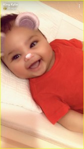 kylie-jenner-shares-super-cute-stormi-videos-on-snapchat-05.thumb.jpg.e5029bd9b23a5c660f65010ac0d8a6cd.jpg